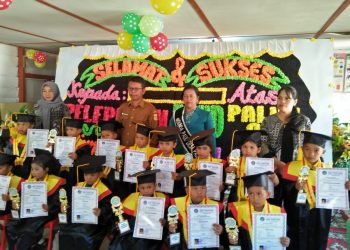 Kades Palipi, Rudi Sianturi saat sesi photeo bersama anak didik Paud Palipi Star, Selasa (13/6).