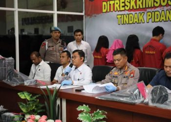 Polda Sumut saat konferensi pers penerapan 10 orang tersangka judi online, Senin (12/6).