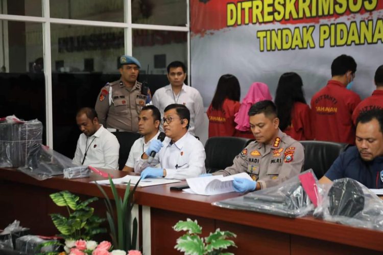 Polda Sumut saat konferensi pers penerapan 10 orang tersangka judi online, Senin (12/6).