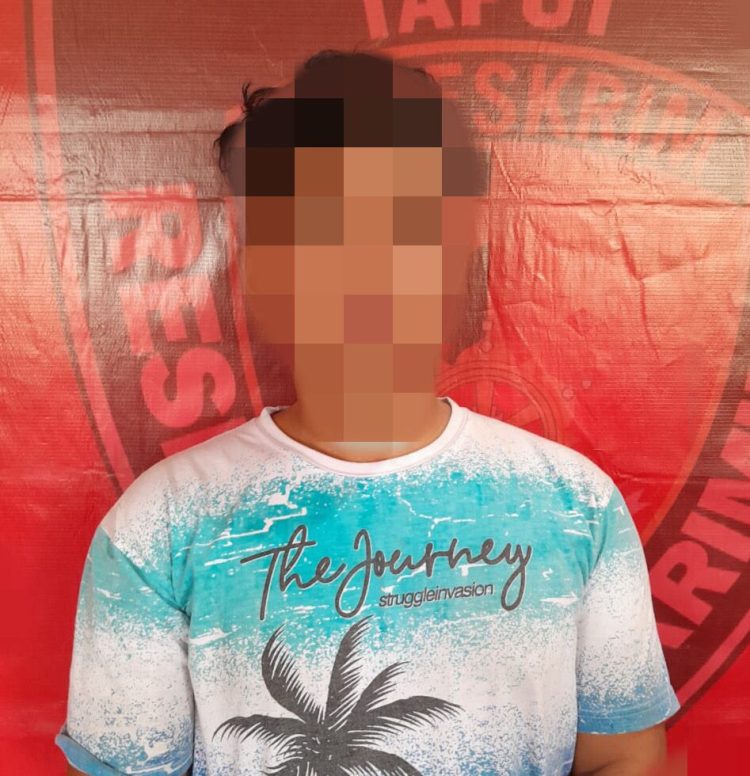 Tersangka IMP saat diamankan di Polres Taput, Senin (12/6).