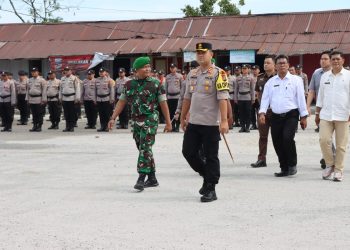 Kapolres Taput, AKBP. Johanson Sianturi SIK, MH, mewakili Bupati Taput Staff Ahli Bidang Pemerintahan, David Sipahutar, mewakili Ketua Pengadilan Negeri Natanael Sitanggang SH, mewakili Kajari Taput Gindo Purba SH, Waka Polres Taput Kompol. Joni Sitompul, sejumlah OPD, Camat, Kapolsek dan Dandramil sejajaran Taput saat apel pergeseran pasukan pengamanan Pilkades, Rabu (14/6).