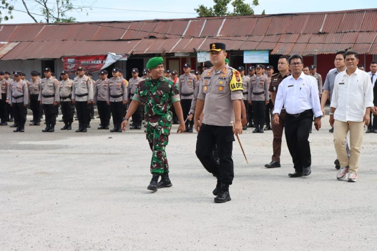 Kapolres Taput, AKBP. Johanson Sianturi SIK, MH, mewakili Bupati Taput Staff Ahli Bidang Pemerintahan, David Sipahutar, mewakili Ketua Pengadilan Negeri Natanael Sitanggang SH, mewakili Kajari Taput Gindo Purba SH, Waka Polres Taput Kompol. Joni Sitompul, sejumlah OPD, Camat, Kapolsek dan Dandramil sejajaran Taput saat apel pergeseran pasukan pengamanan Pilkades, Rabu (14/6).