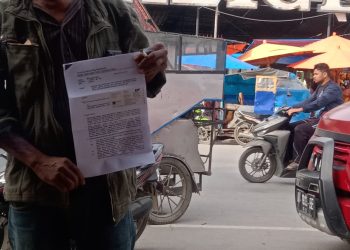 Maringan Napitupulu saat mengantarkan langsung surat koordinasi ke PN Tarutung, Kamis (15/6).