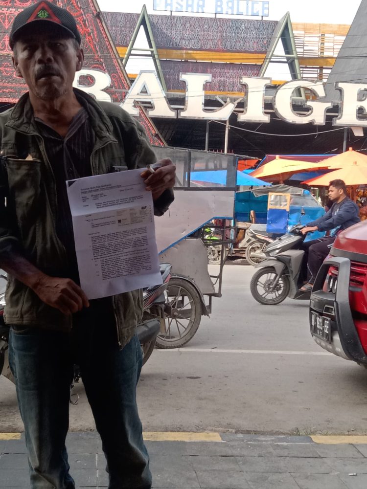 Maringan Napitupulu saat mengantarkan langsung surat koordinasi ke PN Tarutung, Kamis (15/6).