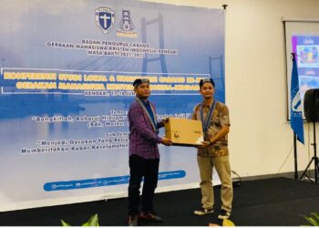 Ketum PP GMKI, Jefri Gultom saat memberikan hadiah kepada pemenang Lomba Potret Indonesia kepada Yozua, Kamis (15/6).