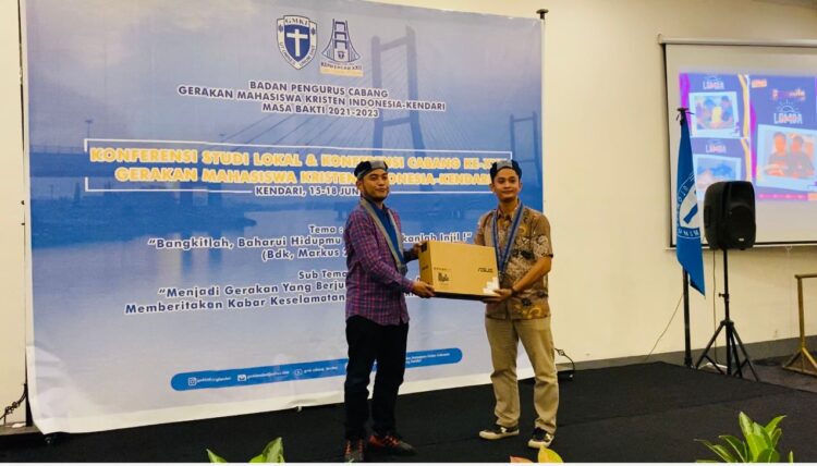 Ketum PP GMKI, Jefri Gultom saat memberikan hadiah kepada pemenang Lomba Potret Indonesia kepada Yozua, Kamis (15/6).