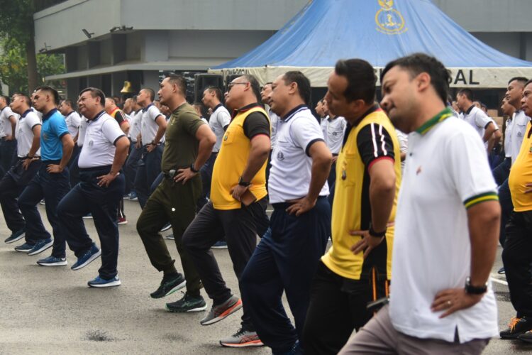 TNI - Polri dan stakeholder wilayah Jakut saat olahraga bersama, Jumat (16/6).