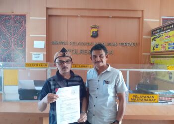 Korwil Sumut II - Tabagsel Media Indogonews, Freddy Hutasoit bersama Djonggi Napitupulu saat melaporkan KSM di Polres Toba, Sabtu (17/6).