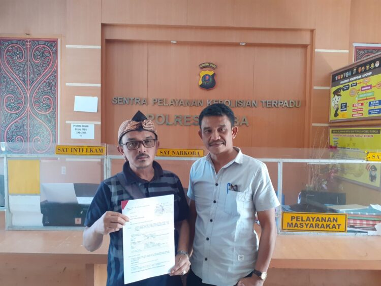 Korwil Sumut II - Tabagsel Media Indogonews, Freddy Hutasoit bersama Djonggi Napitupulu saat melaporkan KSM di Polres Toba, Sabtu (17/6).