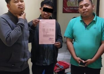 Tersangka saat diamankan di Polres Dairi, Minggu (18/6).