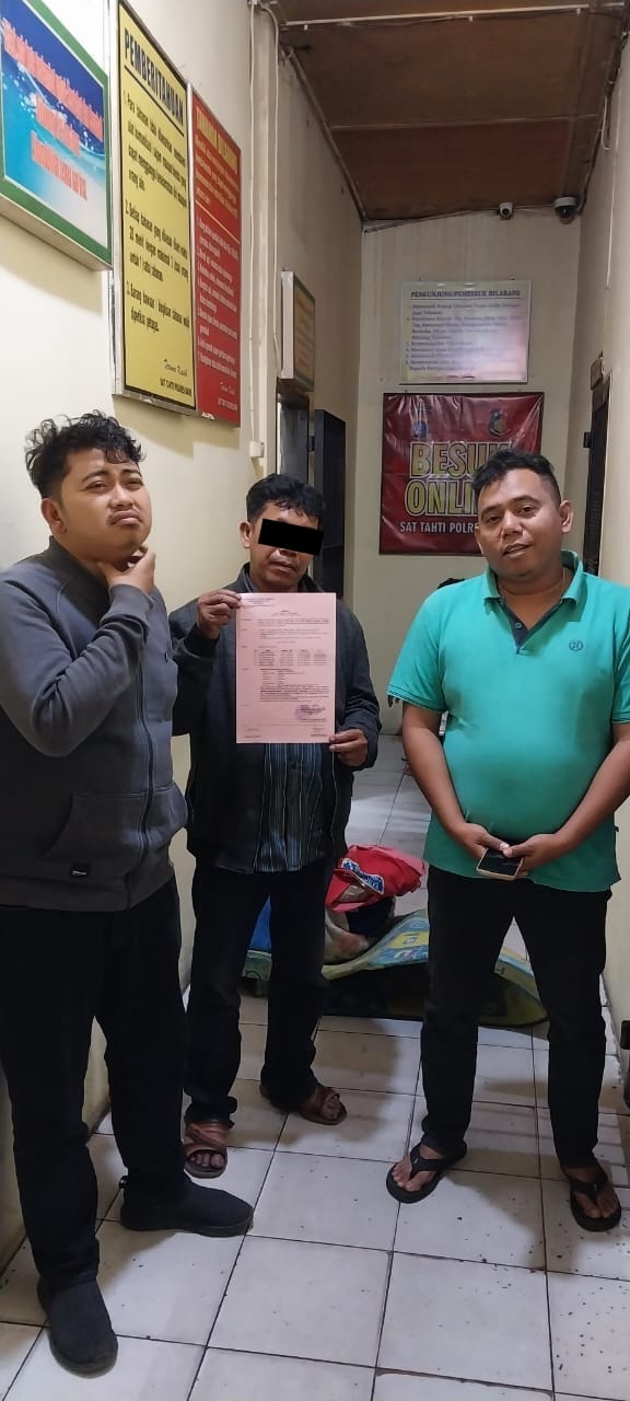 Tersangka saat diamankan di Polres Dairi, Minggu (18/6).