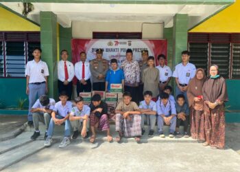 Wakapolresta Deliserdang, AKBP. Agus Sugiyarso SIK didampingi Kabag Log Kompol. Soedarjanto, Kasat Reskrim Kompol. I Kadek Cahyadi SIK, SH, MH, Kasat Narkoba Kompol. Zulkarnain SH dan Personil Polresta Deliserdang saat giat bagi sembako dan Anjangsana, Senin (19/6).