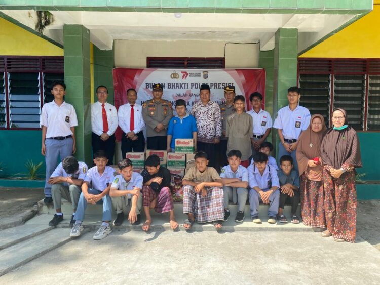 Wakapolresta Deliserdang, AKBP. Agus Sugiyarso SIK didampingi Kabag Log Kompol. Soedarjanto, Kasat Reskrim Kompol. I Kadek Cahyadi SIK, SH, MH, Kasat Narkoba Kompol. Zulkarnain SH dan Personil Polresta Deliserdang saat giat bagi sembako dan Anjangsana, Senin (19/6).