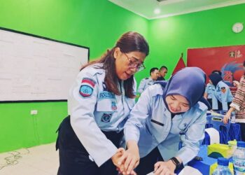 Mersinda dari Substansi Daktiloskopi Direktorat Pidana Ditjen AHU saat menyampaikan materi di Lapas Siborongborong, Selasa (21/6).
