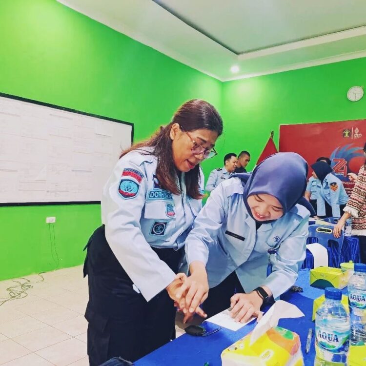 Mersinda dari Substansi Daktiloskopi Direktorat Pidana Ditjen AHU saat menyampaikan materi di Lapas Siborongborong, Selasa (21/6).