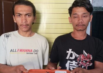 Kedua tersangka pengedar sabu, Andri Siahaan dan Adi Nababan saat diamankan di Polres Taput, Minggu (18/6).
