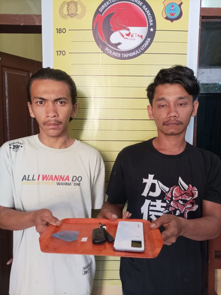 Kedua tersangka pengedar sabu, Andri Siahaan dan Adi Nababan saat diamankan di Polres Taput, Minggu (18/6).
