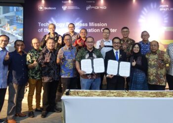 Ketua Umum APTIKNAS, Soegiharto Santoso bersama Vice President for Regional and International Development, Managing Director of Skolkovo Foundation, Yury Saprykin saat menandatangani langsung MoU dengan disaksikan oleh Duta Besar Rusia untuk Indonesia Lyudmila Vorobyeva, Rabu (21/6).