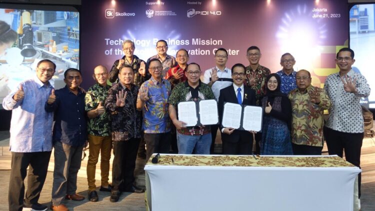 Ketua Umum APTIKNAS, Soegiharto Santoso bersama Vice President for Regional and International Development, Managing Director of Skolkovo Foundation, Yury Saprykin saat menandatangani langsung MoU dengan disaksikan oleh Duta Besar Rusia untuk Indonesia Lyudmila Vorobyeva, Rabu (21/6).