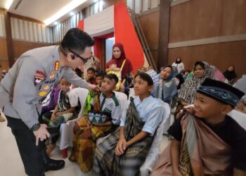 Kapolresta Deliserdang, Kombes. Pol. Irsan saat memberikan semangat kepada anak anak yang mau di sunat, Kamis (22/6).