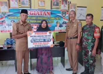 Camat Belitang III dan Kades Sinumarga saat menyerahkan BLT bersumber dari DD TA 2023, Senin (26/6).