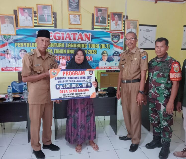 Camat Belitang III dan Kades Sinumarga saat menyerahkan BLT bersumber dari DD TA 2023, Senin (26/6).