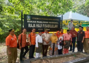 Presiden PKS, H. Ahmad Syaikhu beserta rombongan saat berkunjung ke Pulau Penyengat, Senin (26/6).