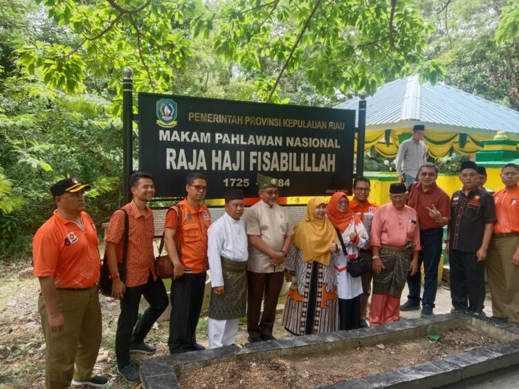 Presiden PKS, H. Ahmad Syaikhu beserta rombongan saat berkunjung ke Pulau Penyengat, Senin (26/6).