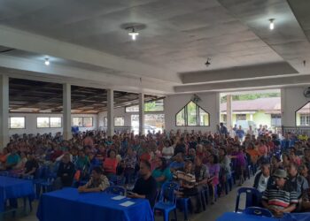 Ratusan warga Kecamata  Adiankoting saat ikuti sosialisasi prosedur realisasi pembayaran ganti lahan pelebaran jalan Tarutung - Sibolga, Selasa (27/6).