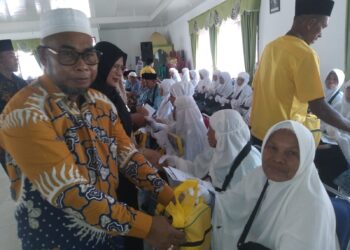 Ketua Kosgoro Tapanuli Selatan, H Warsito saat antar Calon Jamaah Haji, Rabu (14/6).