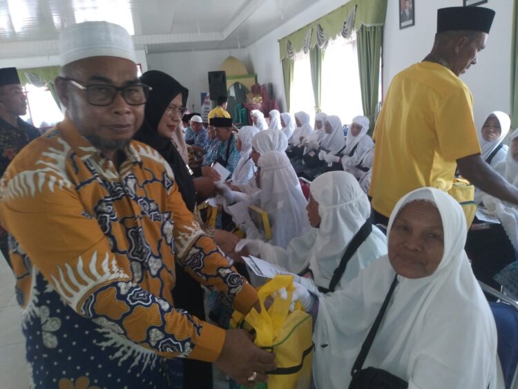 Ketua Kosgoro Tapanuli Selatan, H Warsito saat antar Calon Jamaah Haji, Rabu (14/6).