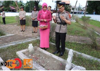 Kapolresta Deliserdang, Kombes. Pol. Irsan bersama Ketua Bhayangkari Cabang Kota Deliserdang saat tabur bunga, Senin (26/6).