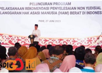 Presiden RI, Jokowi saat peluncuran program pelaksanaan rekomendasi penyelesaian non yudisial pelanggaran Hak Asasi Manusia (HAM) yang berat di Tanah Air diselenggarakan di Rumoh Geudong, Kabupaten Pidie -  Provinsi Aceh, Selasa (27/6).
