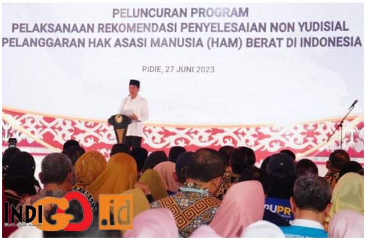 Presiden RI, Jokowi saat peluncuran program pelaksanaan rekomendasi penyelesaian non yudisial pelanggaran Hak Asasi Manusia (HAM) yang berat di Tanah Air diselenggarakan di Rumoh Geudong, Kabupaten Pidie - Provinsi Aceh, Selasa (27/6).