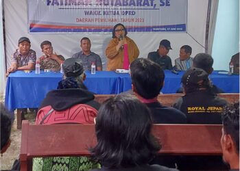 Wakil Ketua DPRD Taput, Fatimah Hutabarat saat reses di Tarutung, Selasa (27/6).