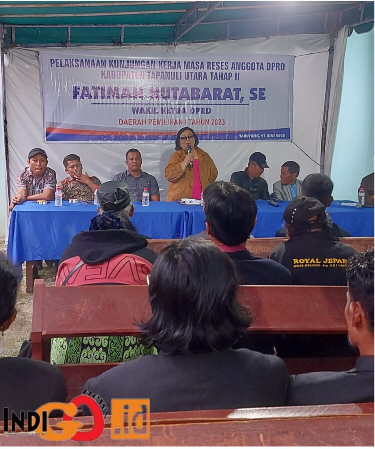 Wakil Ketua DPRD Taput, Fatimah Hutabarat saat reses di Tarutung, Selasa (27/6).