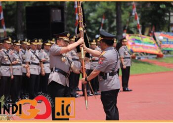 Kapoldasu yang baru, Irjel. Pol. Agung saat terima pataka, Jumat (21/7).