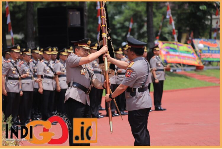 Kapoldasu yang baru, Irjel. Pol. Agung saat terima pataka, Jumat (21/7).
