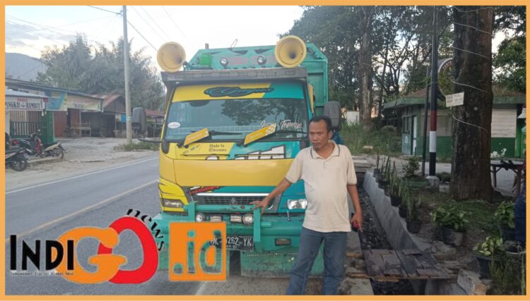 Truk berisi pinus gelondongan saat diamankan KPH IV Balige - Kabupaten Toba, Sabtu (22/7).
