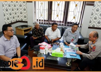 Ridwan bersama pelapor terkait pencurian kayu diwilayah hukum Polres Taput saat berjumpa dengan Kabid Propam Polda Sumatera Utara Kombes. Pol. Dudung, Senin (24/7).