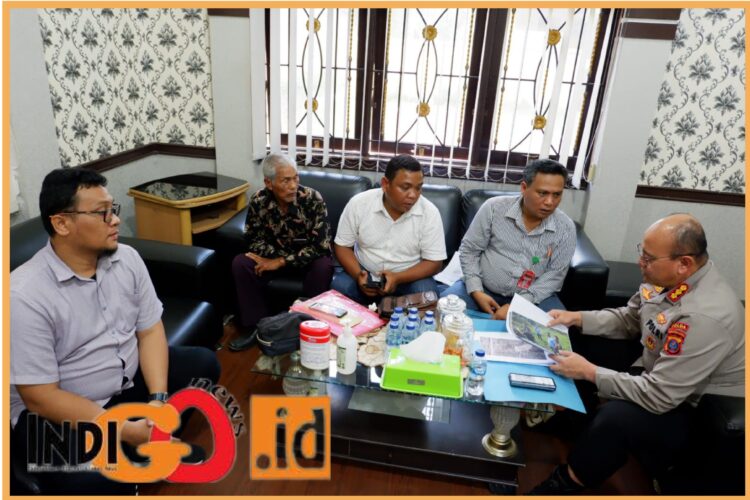 Ridwan bersama pelapor terkait pencurian kayu diwilayah hukum Polres Taput saat berjumpa dengan Kabid Propam Polda Sumatera Utara Kombes. Pol. Dudung, Senin (24/7).