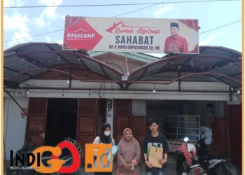 Koordinator rumah aspirasi sahabat Novri Ompusunggu, Bonia bersama peserta paket B dan C, Senin (24/7).