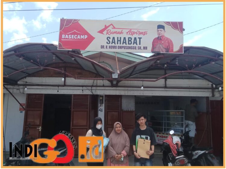 Koordinator rumah aspirasi sahabat Novri Ompusunggu, Bonia bersama peserta paket B dan C, Senin (24/7).