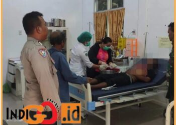 Kapolsek Simanindo, AKP. Nandi saat di Puskesmas bersama korban hendak bunuh diri, Senin sore (24/7).