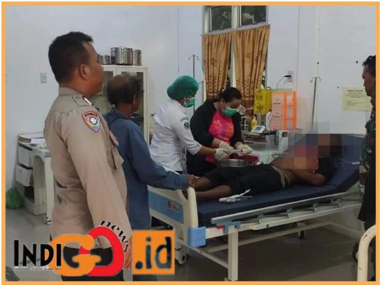 Kapolsek Simanindo, AKP. Nandi saat di Puskesmas bersama korban hendak bunuh diri, Senin sore (24/7).