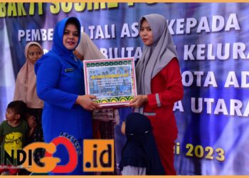 Ketua Gabungan (PG) Jalasenastri Pushidrosal Ny. Titi Nurhidayat saat serahkan tali asih, Selasa (25/7).