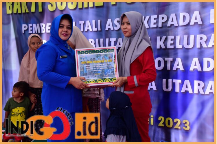 Ketua Gabungan (PG) Jalasenastri Pushidrosal Ny. Titi Nurhidayat saat serahkan tali asih, Selasa (25/7).