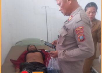 Kapolsek Lumbanjulu, AKP. Robinson Sembiring saat evakuasi dan periksa mayat warga Aceh di Puskesmas, Senin (24/7).