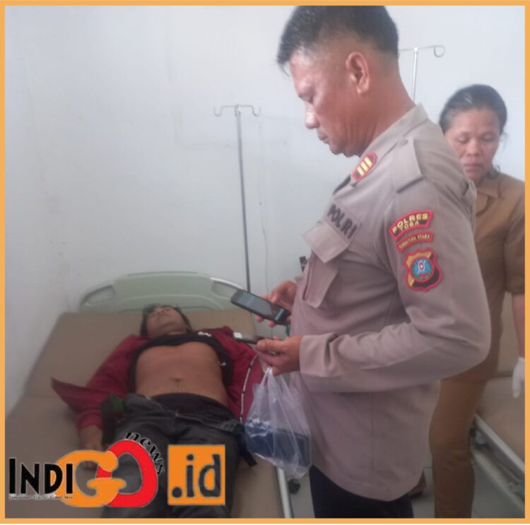 Kapolsek Lumbanjulu, AKP. Robinson Sembiring saat evakuasi dan periksa mayat warga Aceh di Puskesmas, Senin (24/7).