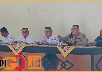 Camat Belitang lll, H. M. Nuh Hudawi bersama Kapolsek Belitang III, AKP. Jhoni, Selasa (26/7).